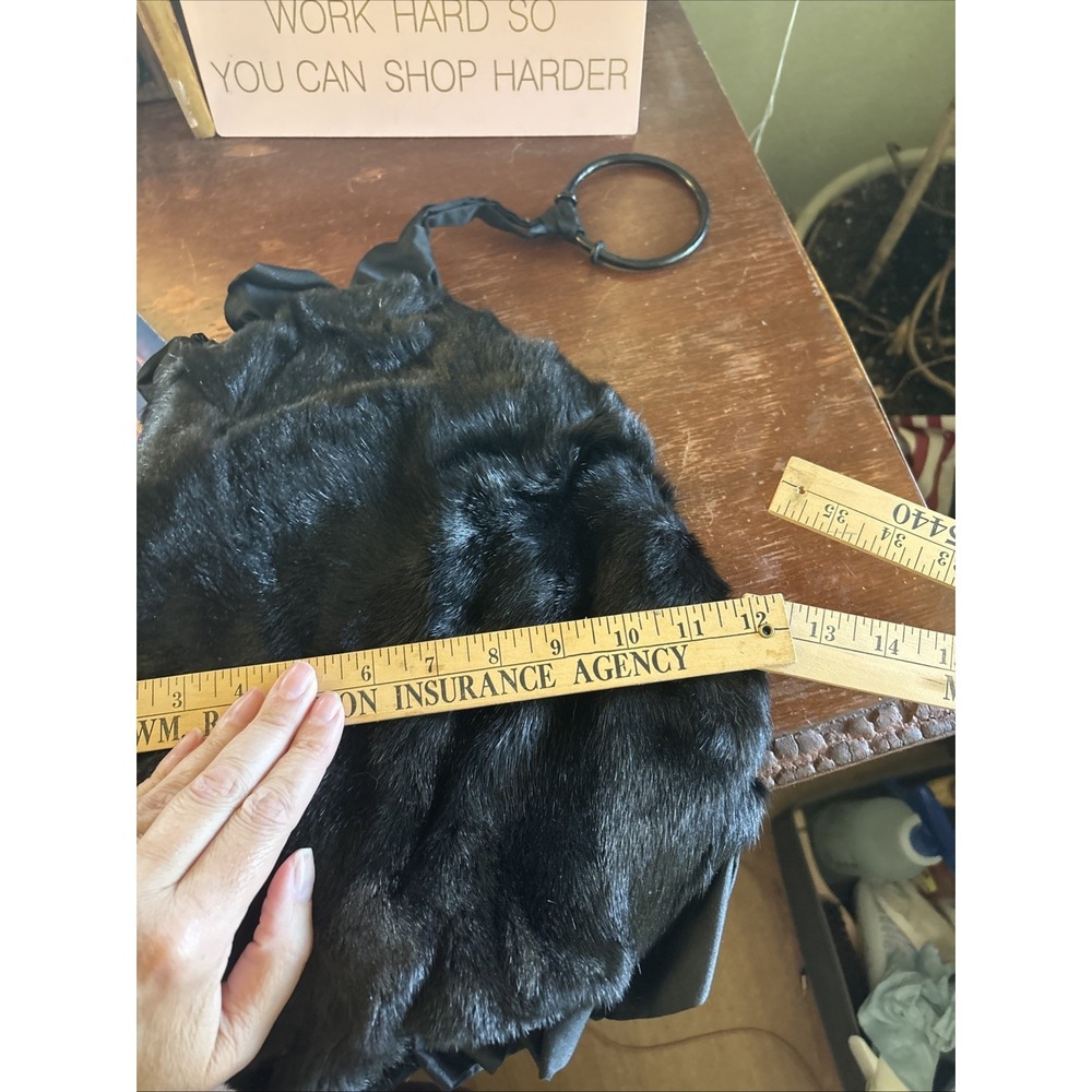 VINTAGE 1930s BLACK SHEARED FUR MUFF W SATIN LINING‎ & BAKELITE HANDLE/BRACELET - Picture 5 of 5